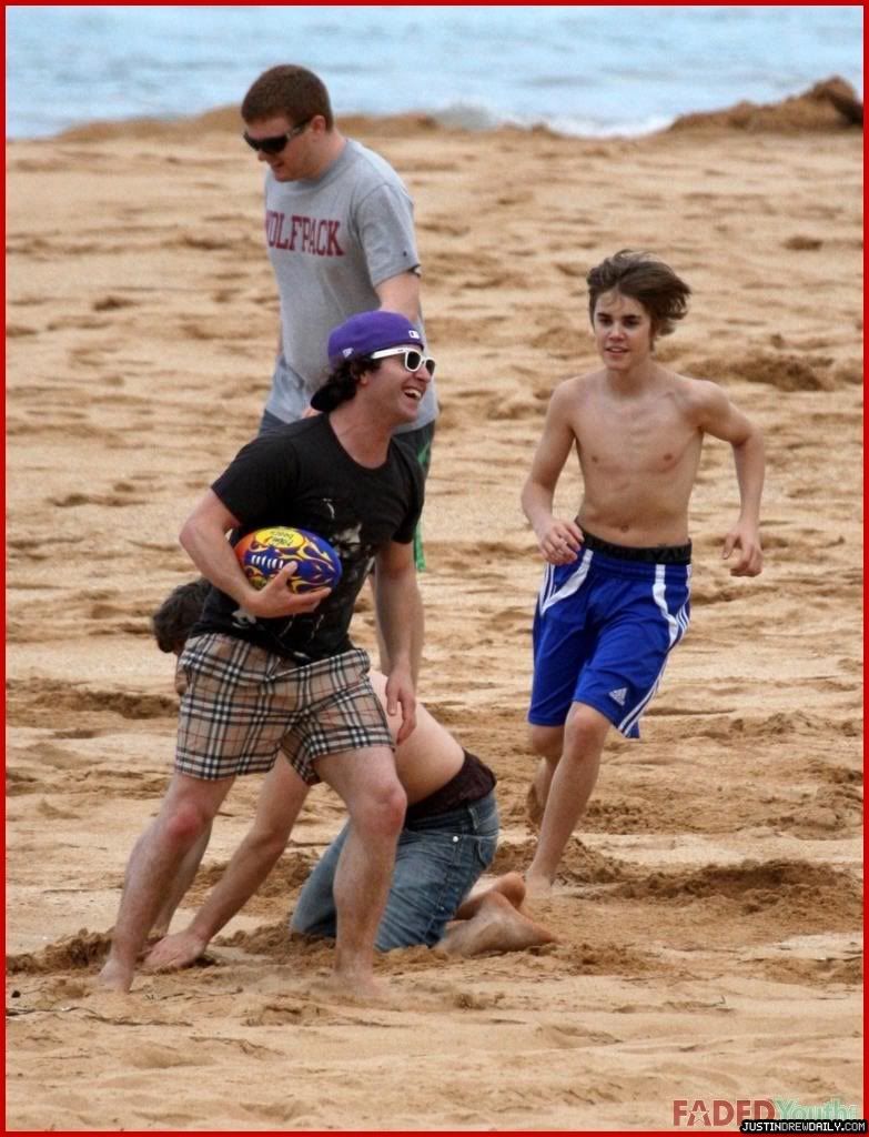 Justin Bieber shirt off Image