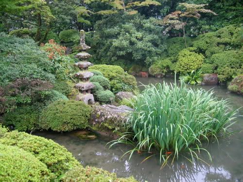 池や石灯籠を配した庭園