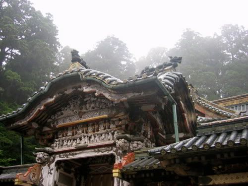 霞む木々と東照宮の屋根