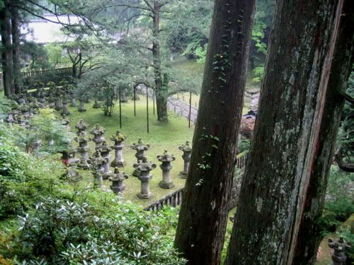 眼下に石灯籠群