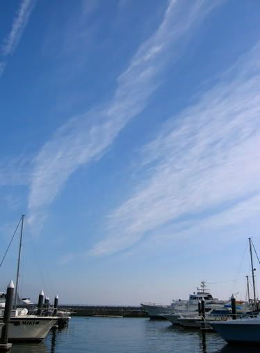 港の上に広がる青い空と帯状の雲
