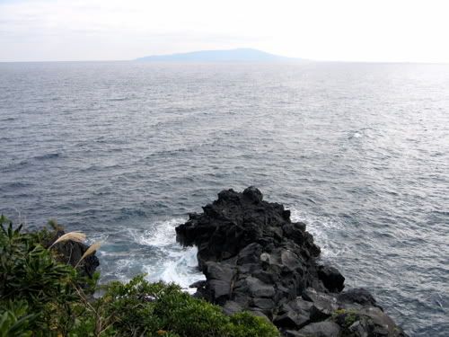 絶壁の突端と海の向こうの島影