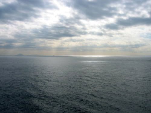 雲の合間から幾筋もの光が海を照らす