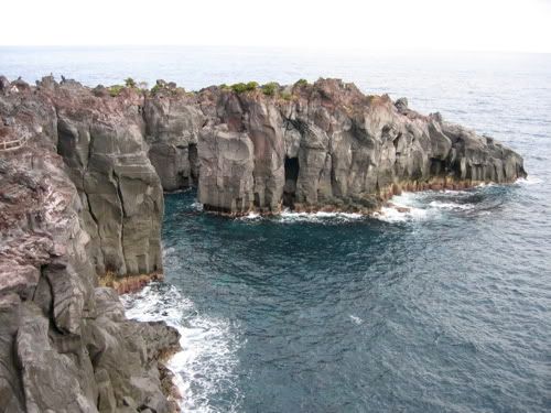 垂直に切り立った海岸と海