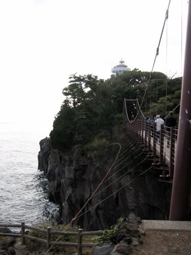 海岸にかかる吊り橋