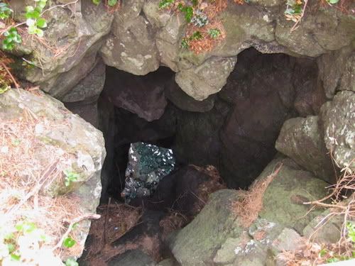 縦に開いた岩穴の底には海が