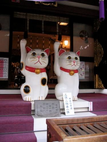 祀られている2匹の招き猫