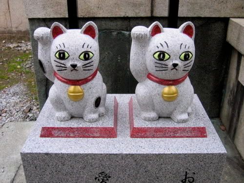 石彫りの招き猫一対