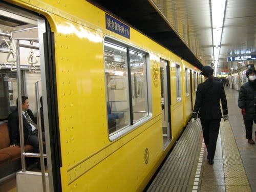 銀座線浅草駅のホームと記念車輛