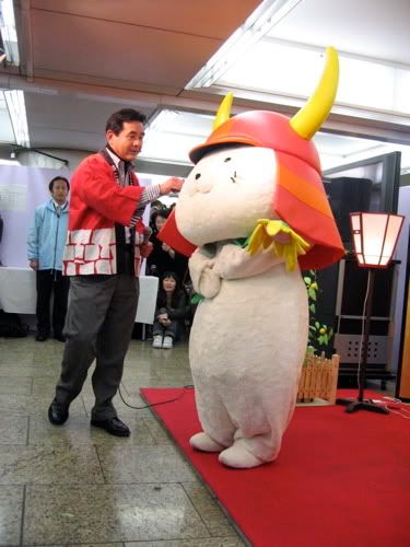 緋毛氈の上に立つひこにゃん
