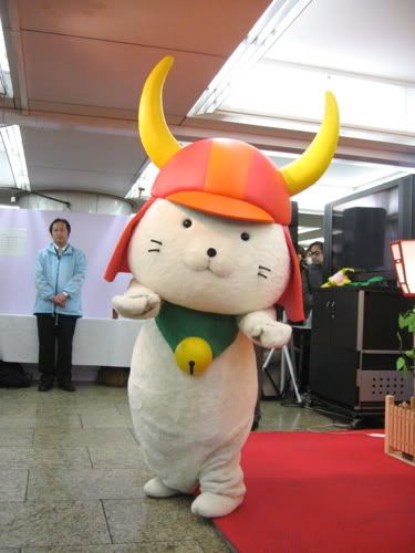 手を広げてお願いするひこにゃん