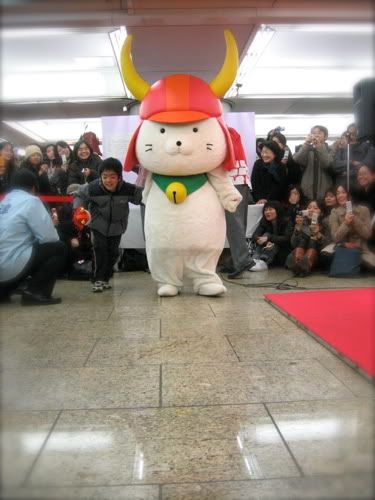 男の子と手をつなぐひこにゃん