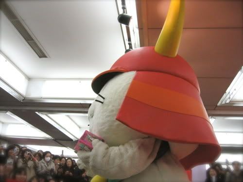大事そうにピンクの箱を抱える