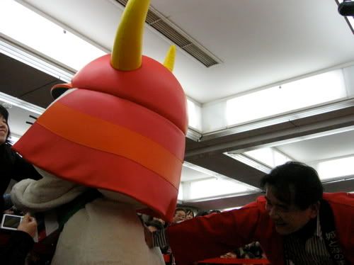 プレゼントをもらうひこにゃんと職員さん
