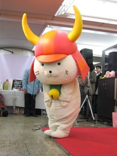 両手を揃えておじぎをするひこにゃん