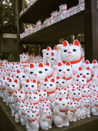 棚の下の招き猫アップ