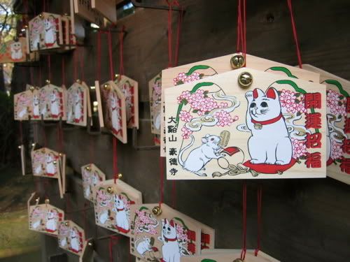 小槌を持つ白ネズミと招き猫を描いた絵馬