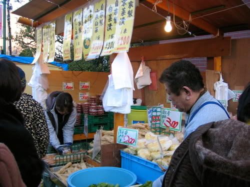 威勢良くたくあんや菜漬けを売る店員
