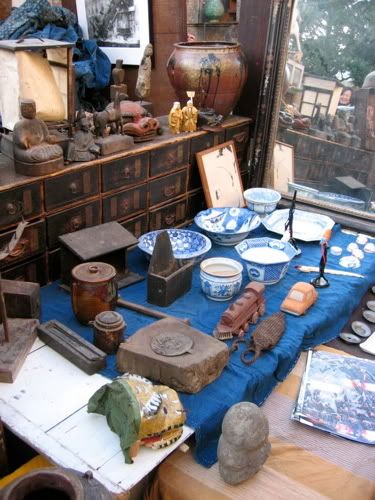 年代物のタンスや鏡で仕切って器や彫刻を展示