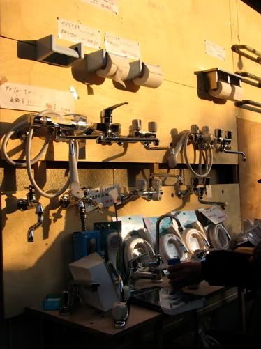壁面に蛇口やトイレットペーパーホルダーを展示