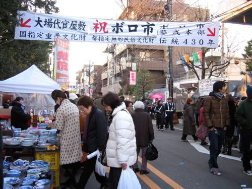 通りに「伝統430年、国指定重要文化財 祝ボロ市」の横断幕
