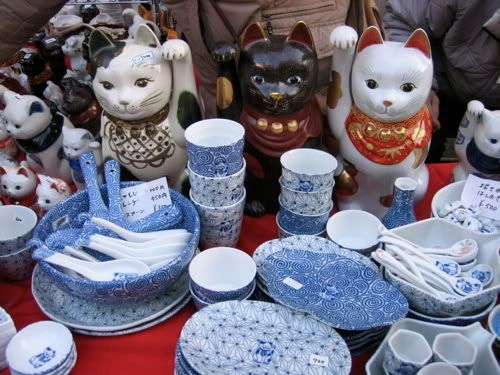 目鼻立ちの整った陶器製三姉妹猫のアップ