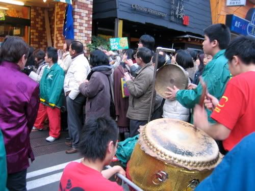 店の前に並ぶ見物客