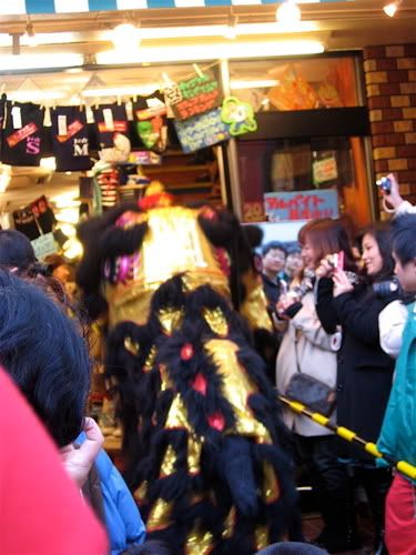 金の獅子が後ずさりしながら店を出る