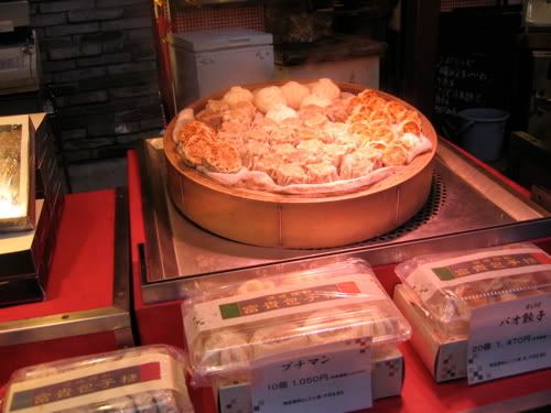 セイロのなかの包子。プチマン10個1050円也