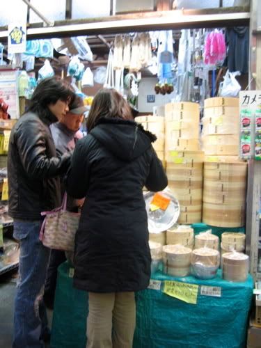 店頭でせいろを品定めするカップルと店員