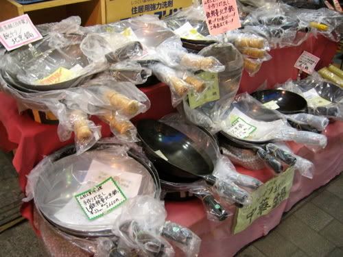 店頭に並ぶ各種中華鍋
