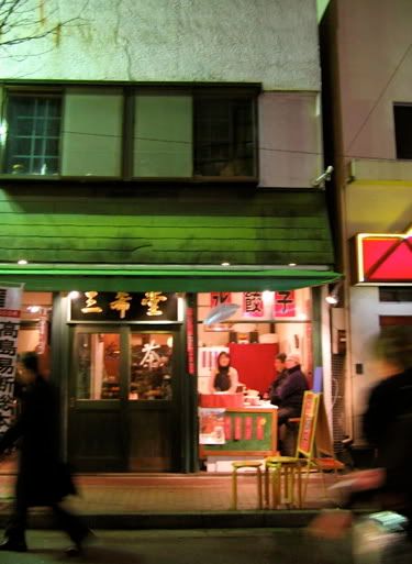 小さな水餃子店のカウンターには客が