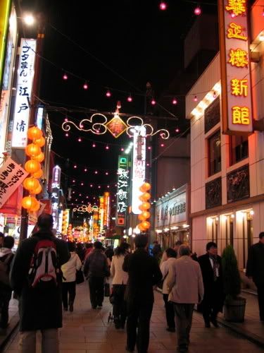 ネオンに彩られた通りを歩く人の波