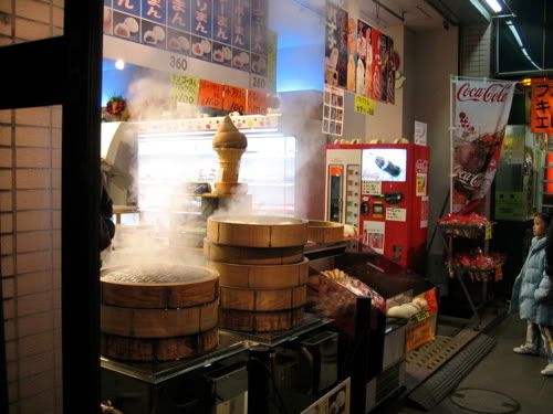 店先で湯気を上げるせいろ