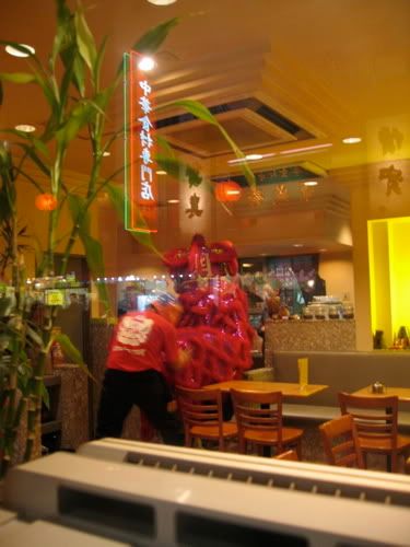 喫茶店に入る獅子とかぶり面の小僧