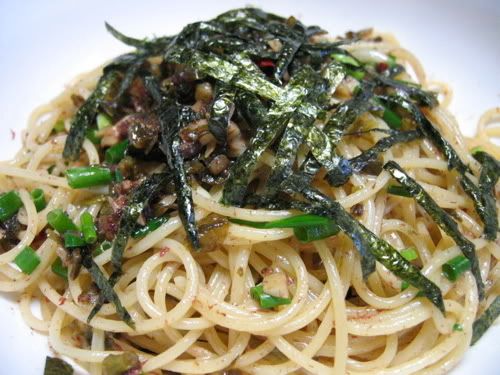醤油パスタに海苔をトッピング
