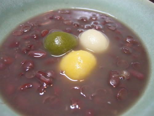 緑・黄・白の団子が入ったぜんざい