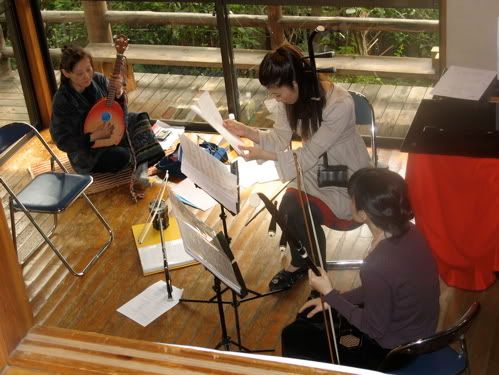 音楽室で練習中の参加者3人