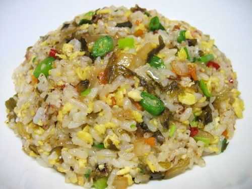 たまねぎ、にんじん、高菜、卵などと刻みエンドウを炒めたチャーハン