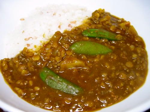 ひき肉と豆のつぶつぶカレーにサヤごとエンドウが3本