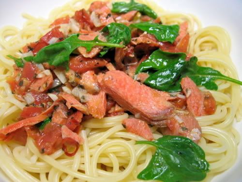 シャケとトマトのパスタにホウレンソウを和えた