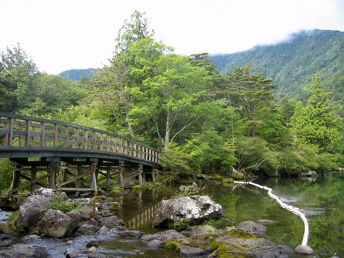 湖にかかる木造のアーチ橋