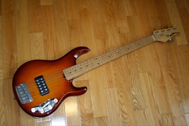 stingray without pickguard