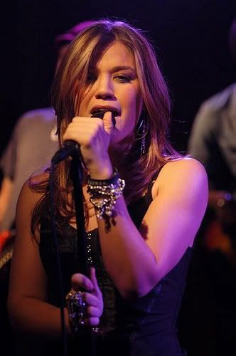 Kelly_Clarkson_18_-_performance_-_Q.jpg Kelly Clarkson image by astotesbery