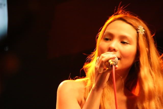 Peggy Hsu singing