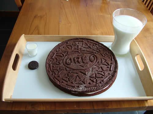 hugeoreo.jpg huge oreo! image by BRADYBUCKET