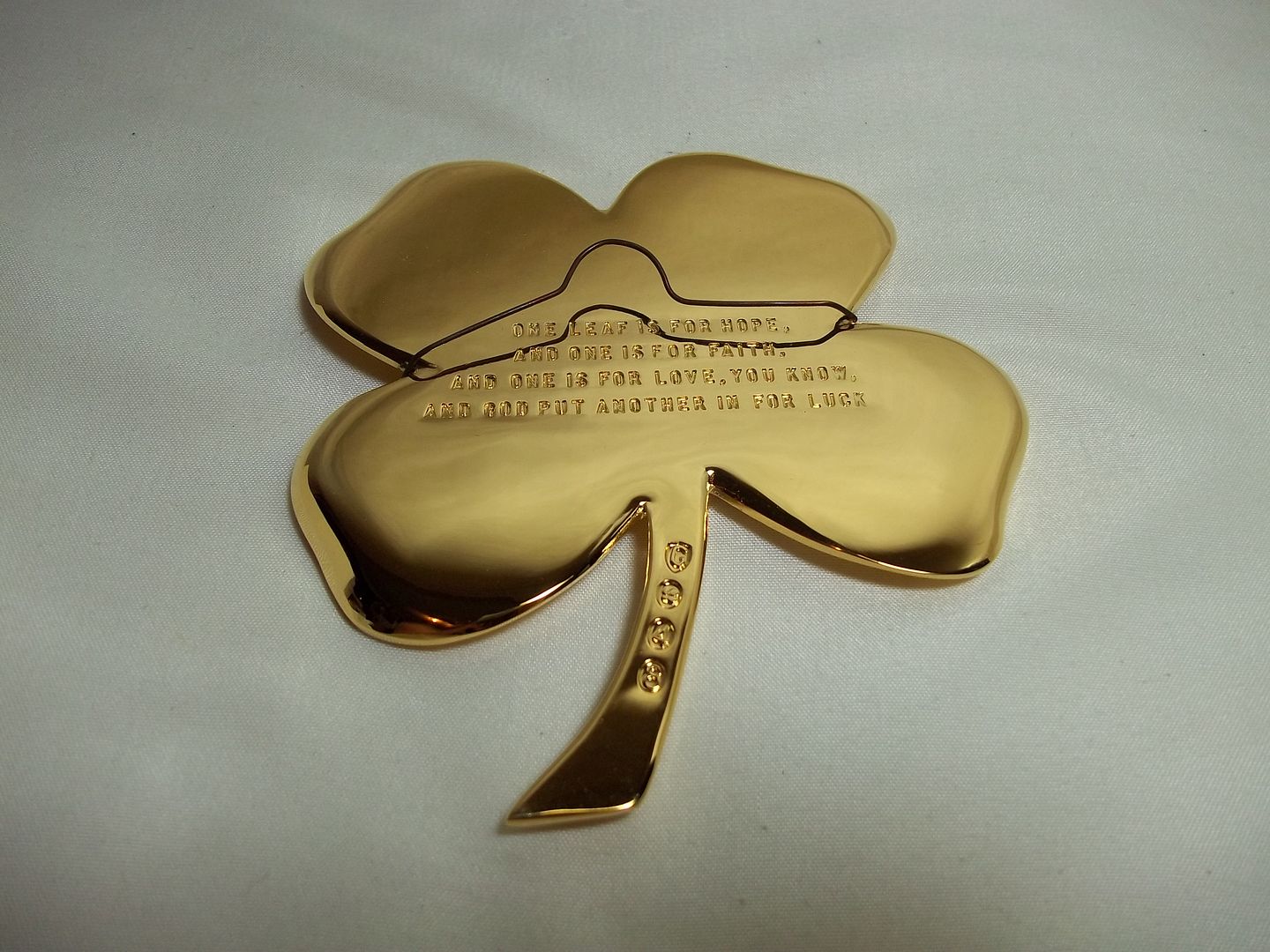 Vintage GERITY GOLD FOUR LEAF CLOVER Shamrock Paperweight plaque