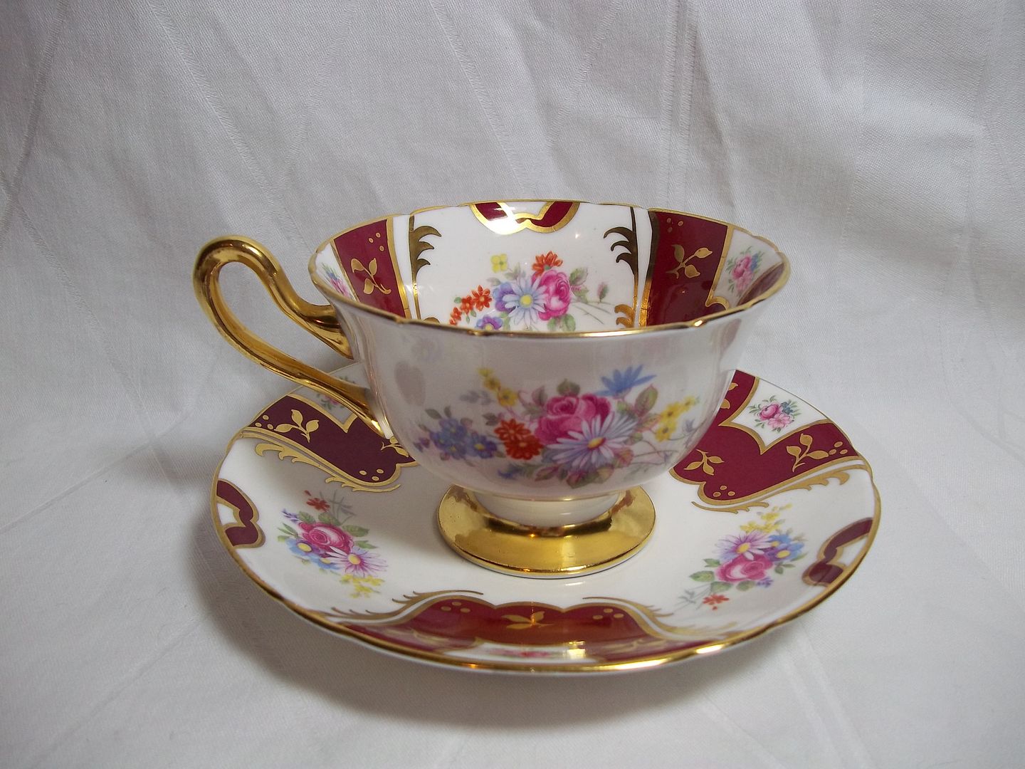 Vintage SHELLEY ENGLAND TEA CUP & SAUCER Fine Bone China England plate