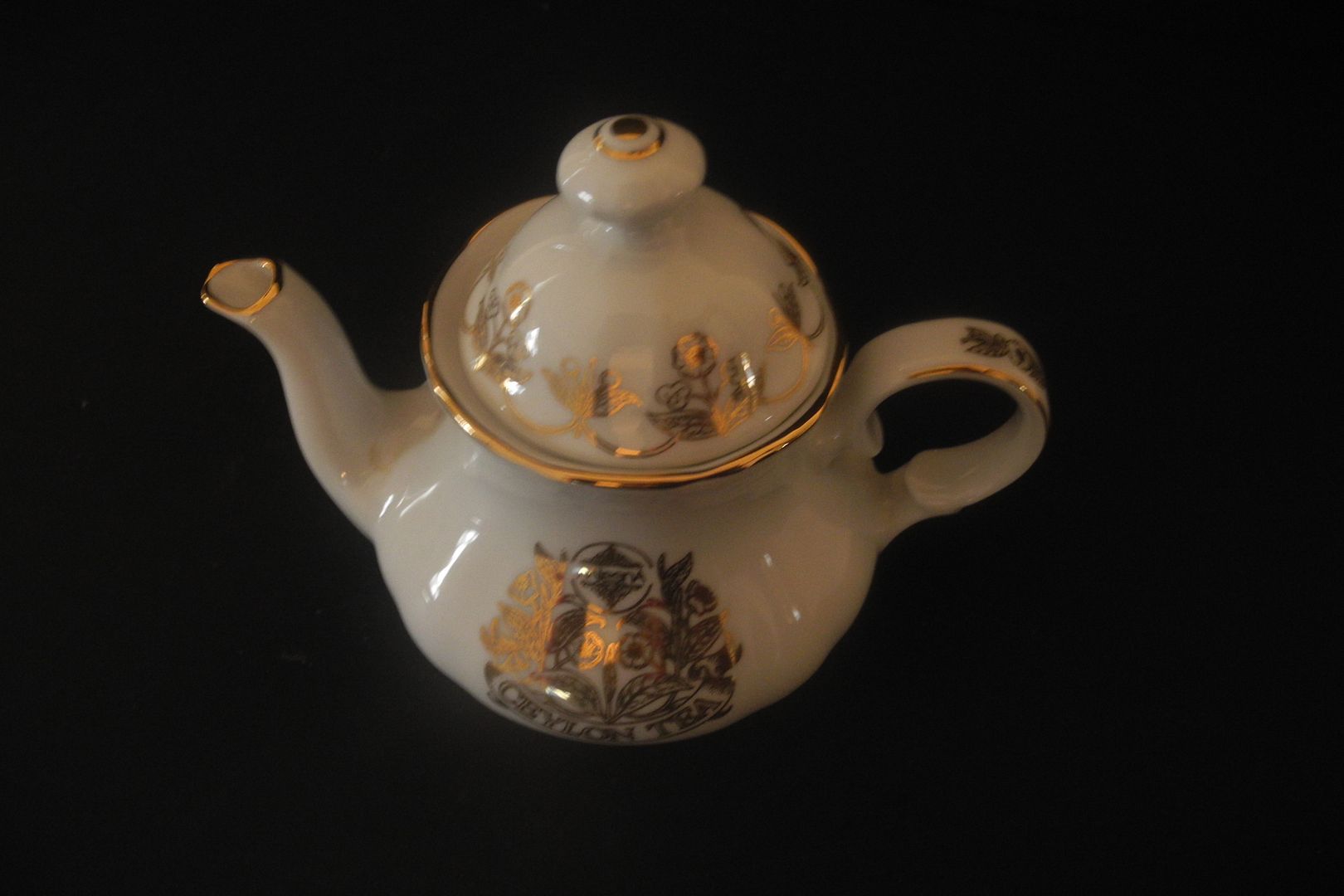 Miniature China Teapot Tea Pot w/lid Mlesna Ceylon Tea White Gold Leaf