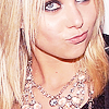 92664_Celebutopia-Kelly_Rutherford1_Nicole_Fiscella6_Taylor_Momsen_and_Leighton_Meester-Henri_Bendel_and_YSL_Beaute_celebration_of_Gossip_Girl_Season_2-11_122_901lo.png